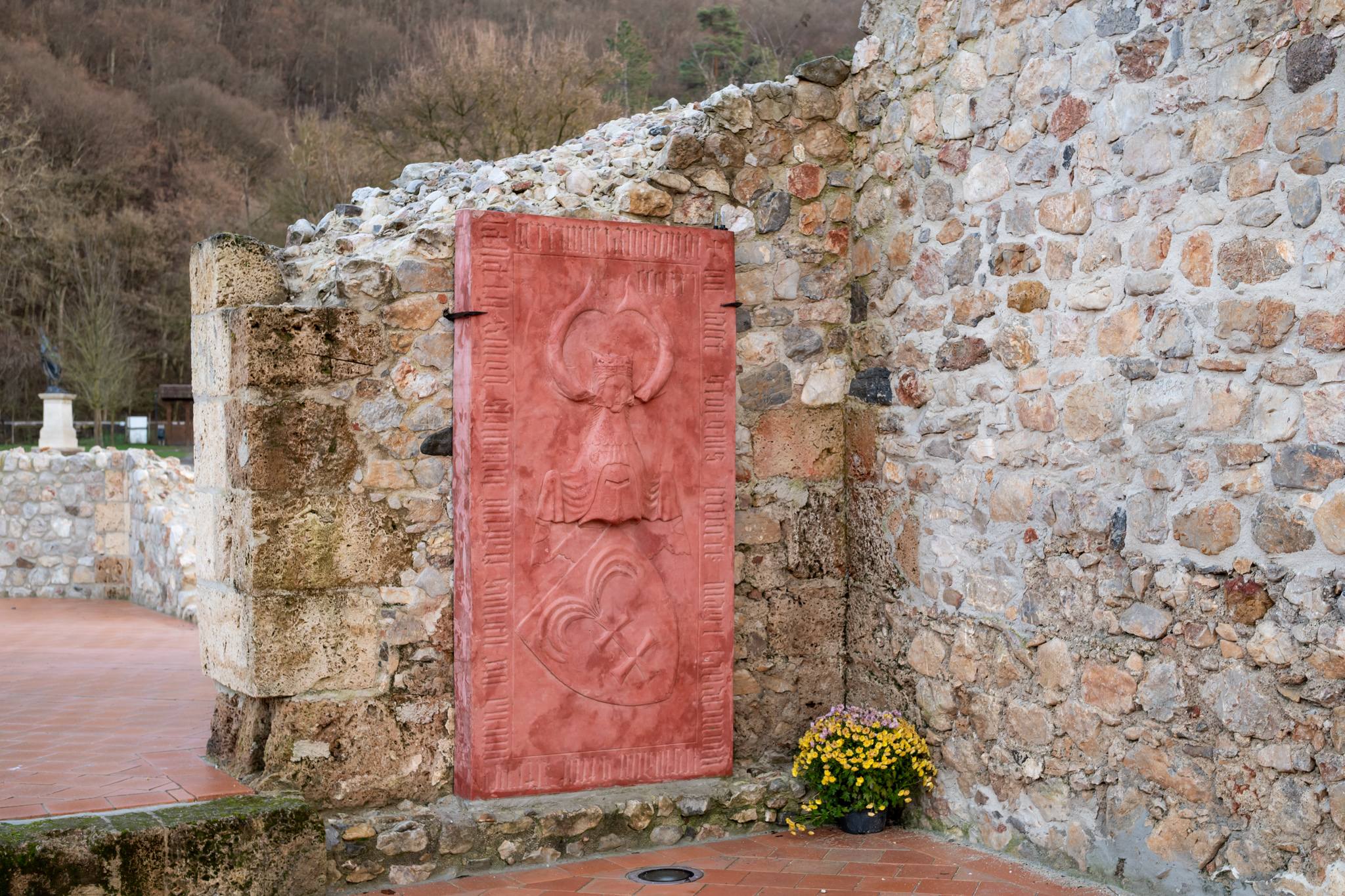 Občianske združenie Sine Metu odhaľuje tajomstvo gotického náhrobku v Gombaseku