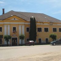 Župný dom v Plešivci v roku 2010 Župný dom v Plešivci v roku 2010