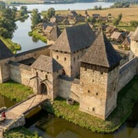 Hrad Plešivec v 15. storočí - Obrázok bol vygenerovaný pomocou umelej inteligencie (AI) ako vizualizácia pravdepodobnej podoby hradu. Hrad Plešivec