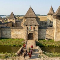 Hrad Plešivec v 15. storočí - Obrázok bol vygenerovaný pomocou umelej inteligencie (AI) ako vizualizácia pravdepodobnej podoby hradu. Hrad Plešivec