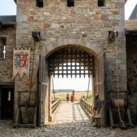 Hrad Plešivec v 15. storočí - Obrázok bol vygenerovaný pomocou umelej inteligencie (AI) ako vizualizácia pravdepodobnej podoby hradu. Hrad Plešivec