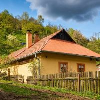 Ľudová architektúra murované sedliacke domy v Hačave