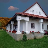 Mátéov dom – NKP murovaný roľnícky dom v Ardove v jeseni Mátéov dom – NKP murovaný roľnícky dom v Ardove