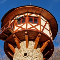 Veža na vlásku v obci Háj