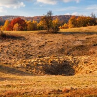 Krasové závrty na Plešiveckej planine Krasové závrty na Plešiveckej planine