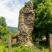 Zvyšky obvodového muriva hradu Plešivec Hrad Plešivec