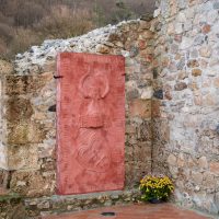 Gotický náhrobok Bebekovcov v Gombaseku (Zdroj foto: Orosz Örs , OZ Sine Metu) Gotický náhrobok Bebekovcov v Gombaseku