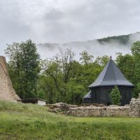 Ruiny pavlínskeho kláštora v Gombaseku, (Zdroj foto: Orosz Örs , OZ Sine Metu) Ruiny pavlínskeho kláštora v Gombaseku